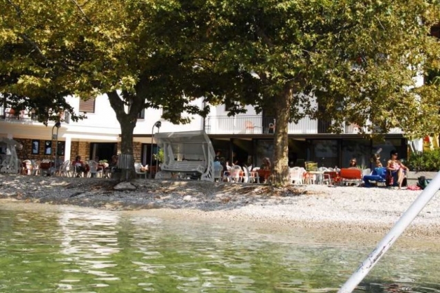  Relax on the lake 